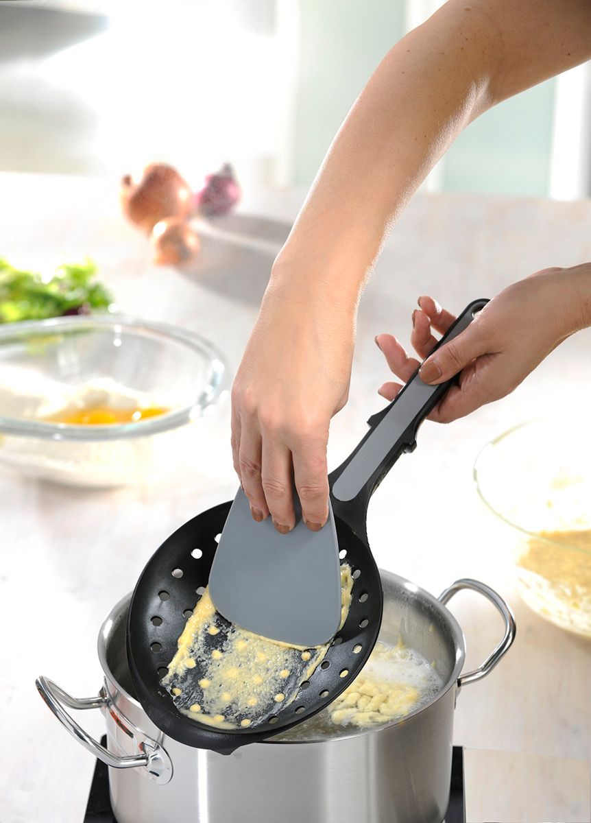 Cucchiaio per Spaetzle SCODEL con Spatola 37.8cm Nero Gefu