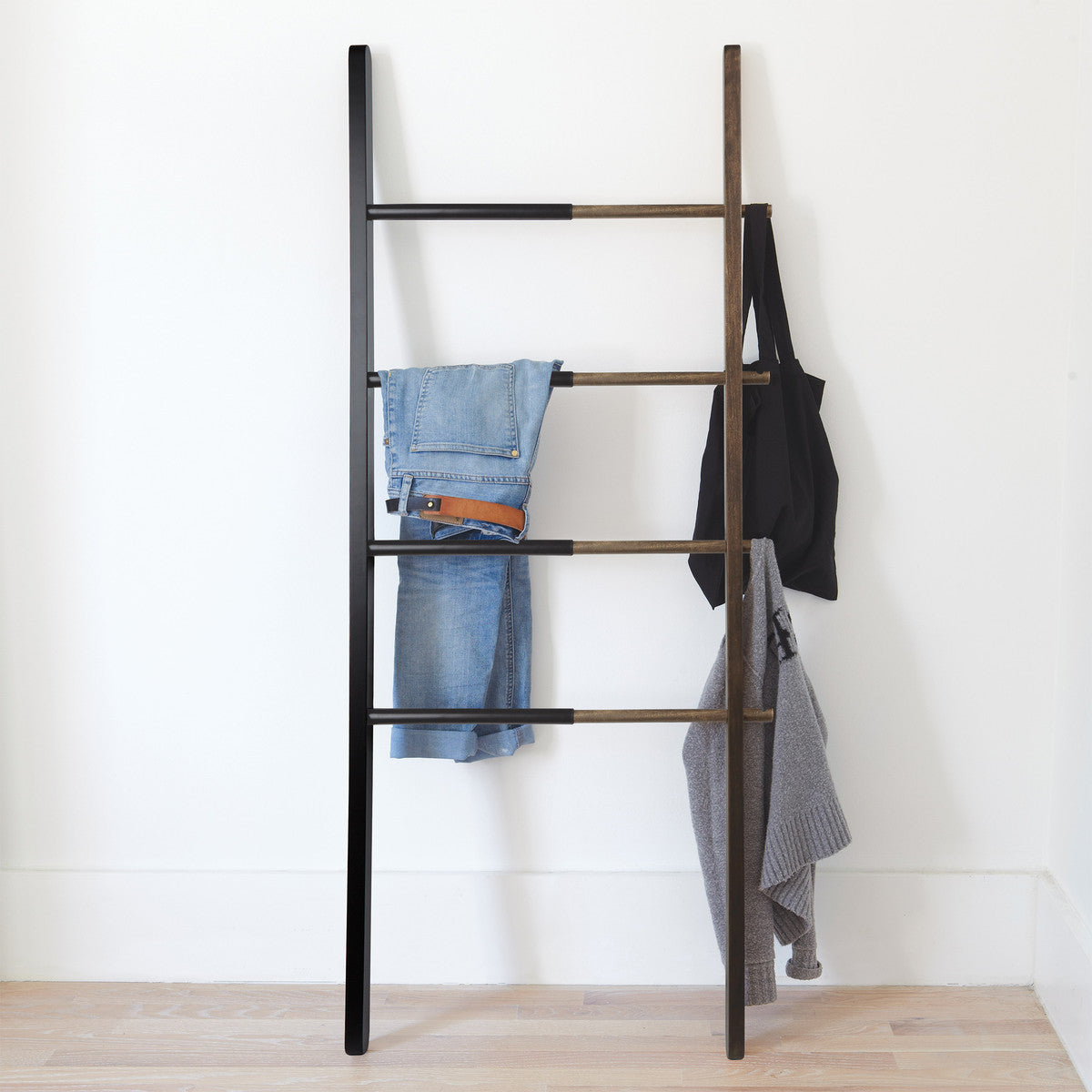 SCALA APPENDIABITI NERA 152X41X3.8 CM IN LEGNO