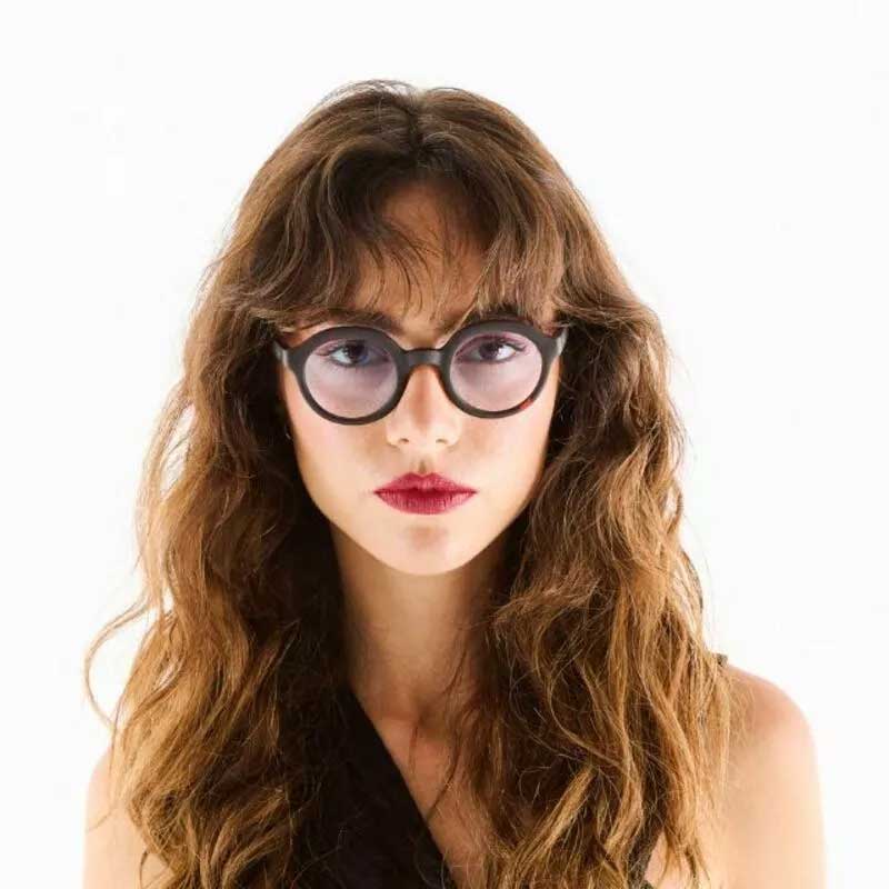 OCCHIALE DA SOLE MODELLO LAURO ROUND COLORE NERO LENTI BLU GRADIENTE OKKIA