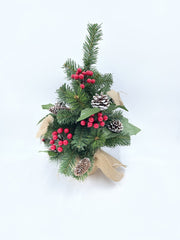 PINETTO VERDE 45CM CON BACCHE ROSSE E PIGNE