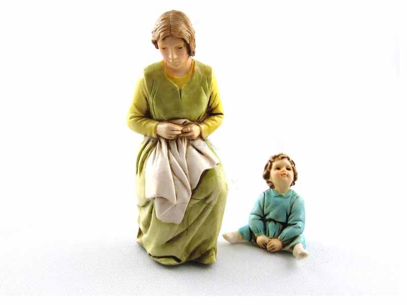 DONNA CHE RAMMENDA E BAMBINO 10CM IN RESINA