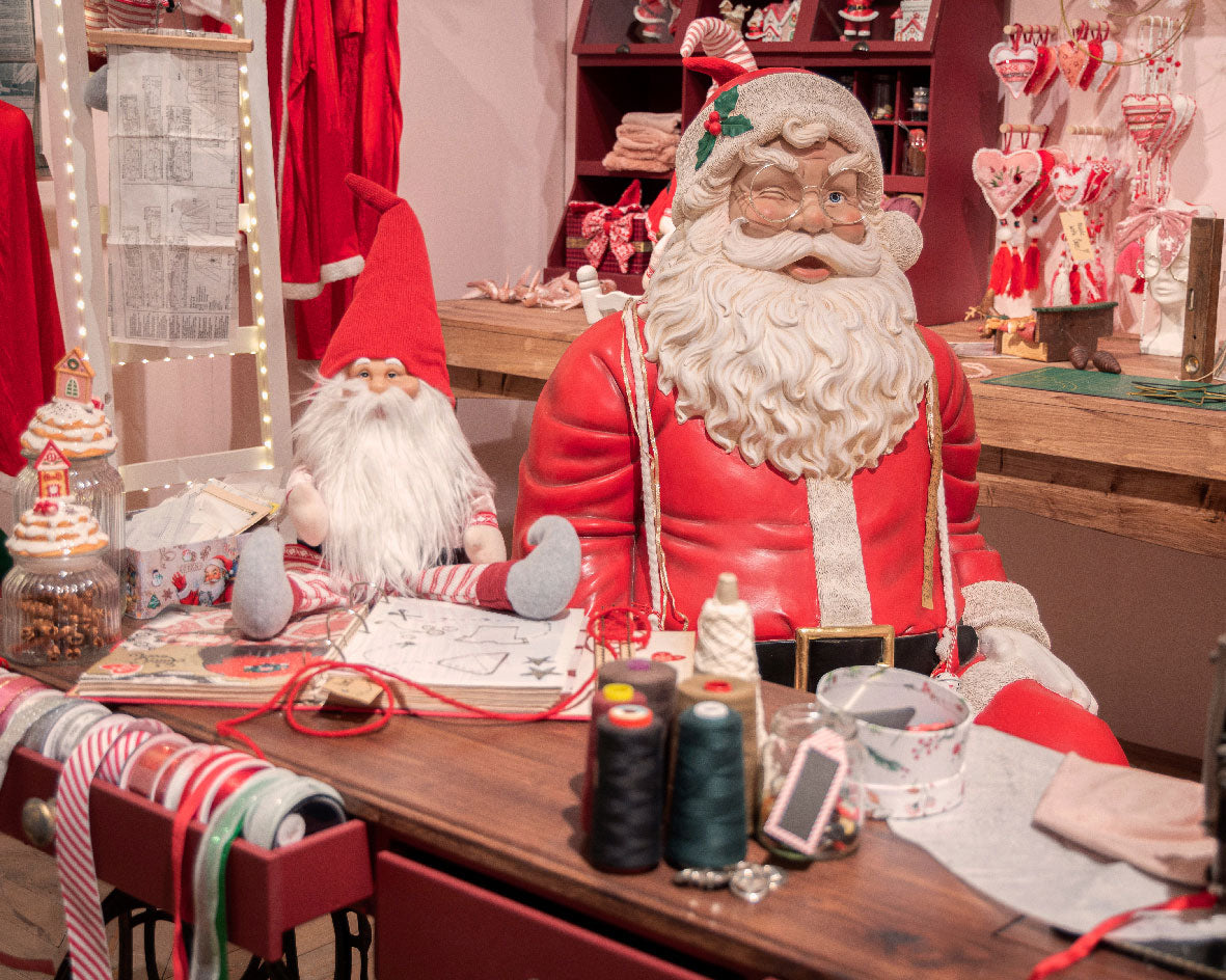 BABBO NATALE SEDUTO CHE FA L'OCCHIOLINO H137CM