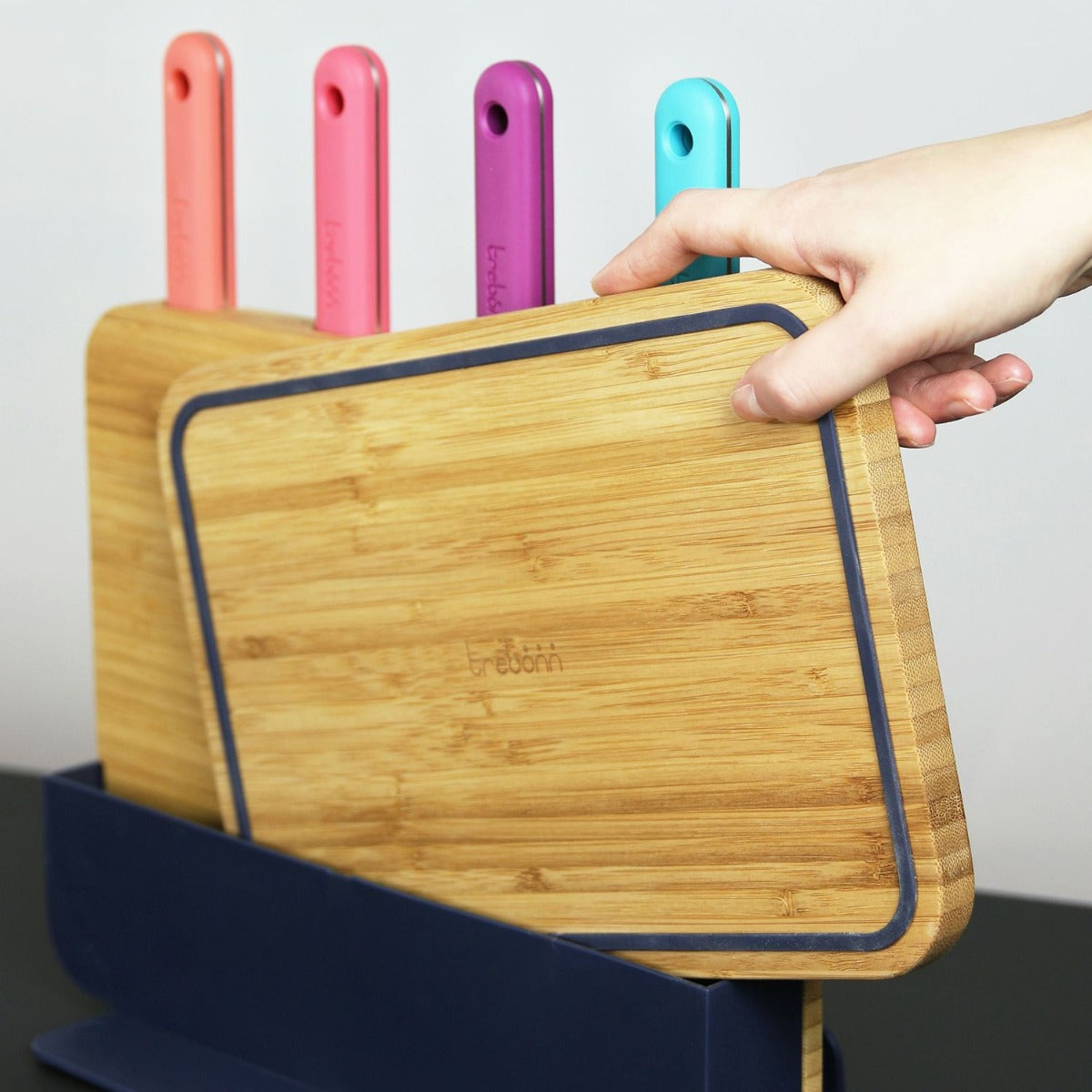 SET 4 COLTELLI IN ACCIAIO INOX CON TAGLIERE IN BAMBÙ E BASETTA PORTA-TABLET