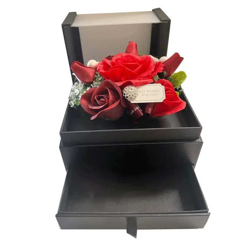 SCATOLA REGALO CUBO CON ROSE E CASSETTINO 17,5X18X16CM