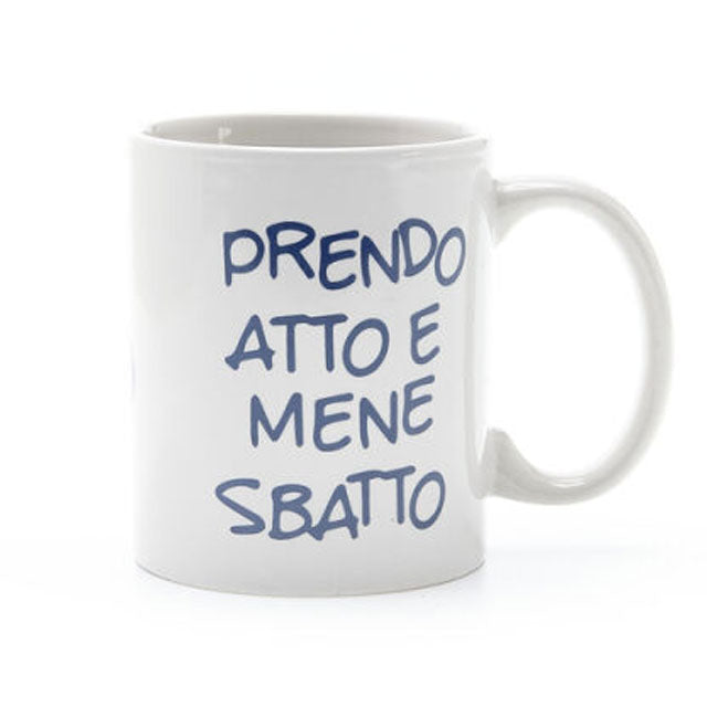 TAZZA MUG IN CERAMICA BIANCA PRENDO ATTO E ME NE SBATTO 32.5CL